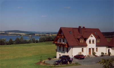 Ferienhaus mit See im Hintergrund